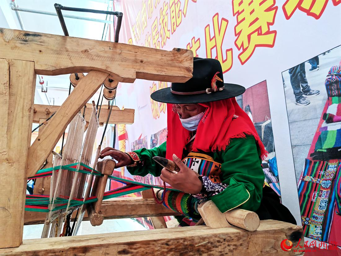 紡織手藝展示。人民網(wǎng) 李海霞攝