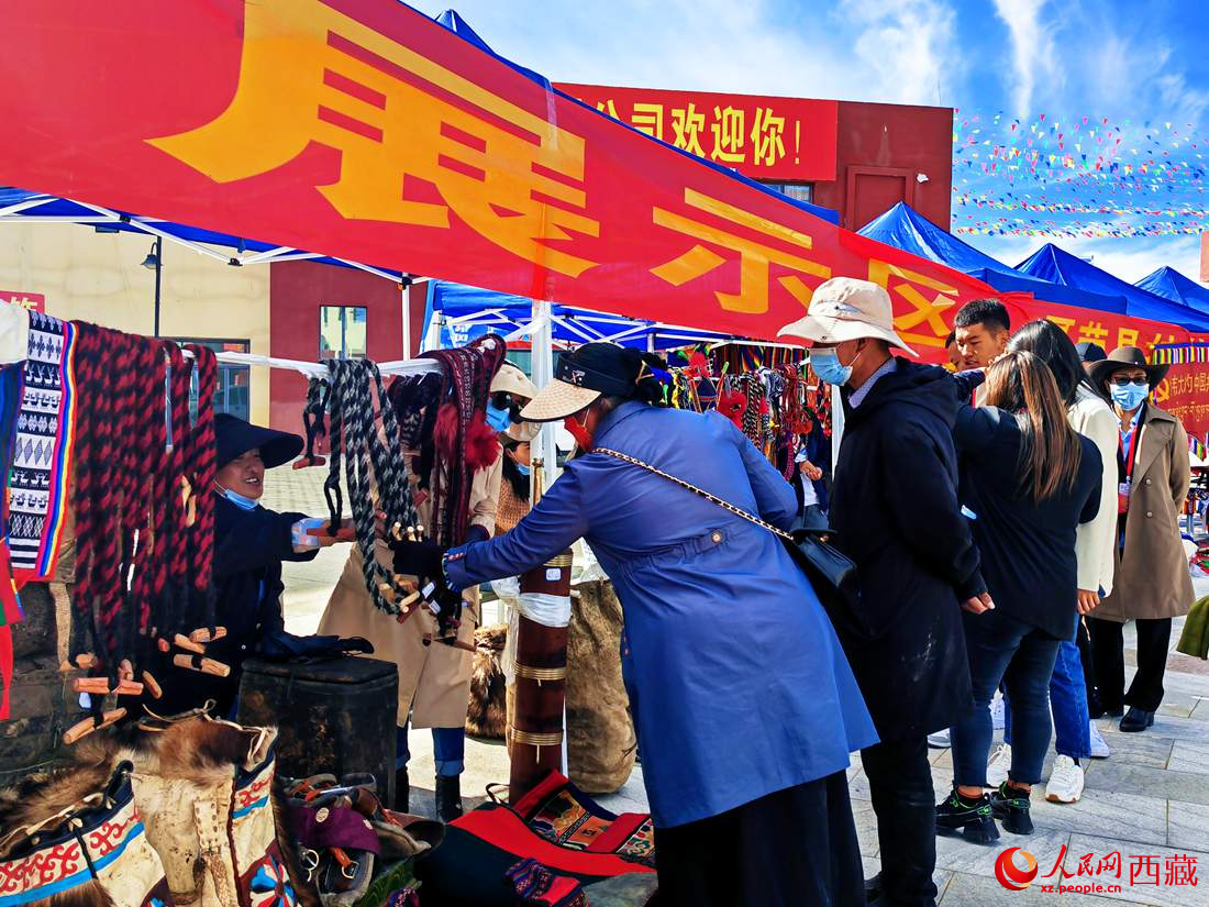 技能大賽現(xiàn)場引來不少客戶。人民網(wǎng) 李海霞攝