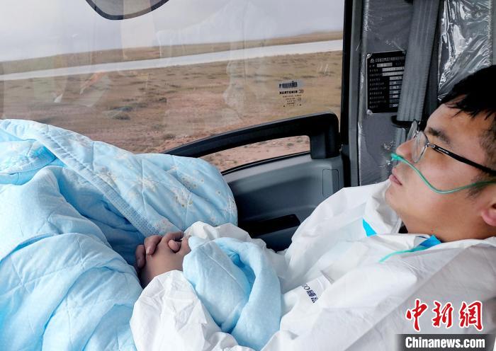 從咸陽開始到拉薩，閆光宇和朋友吃住均不離車。　鄭朋 攝