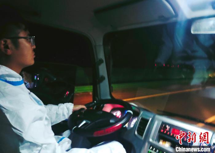 星夜疾馳，只為讓防疫物資早日抵達(dá)西藏。　鄭朋 攝