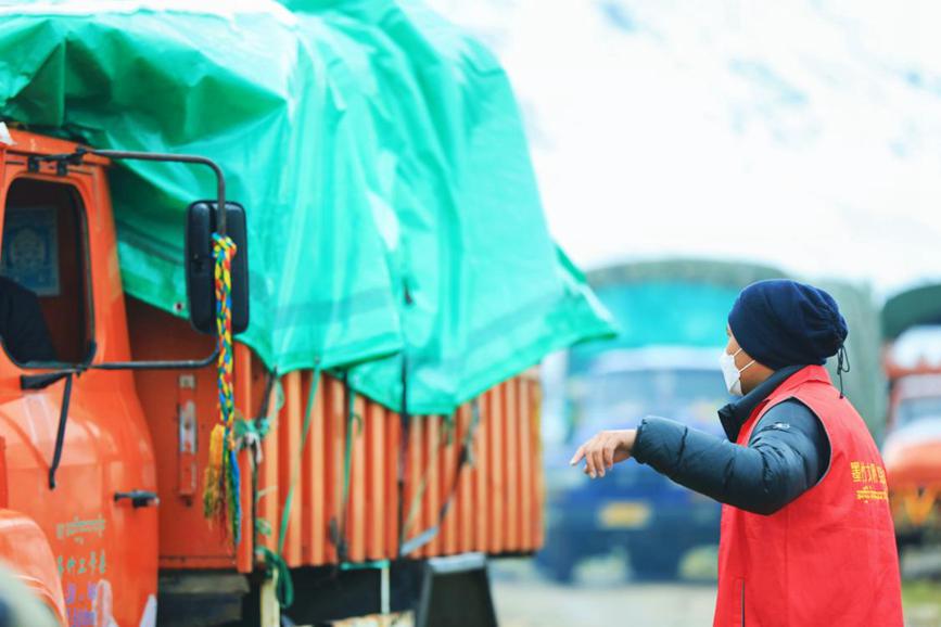 “紅馬甲”幫牧民順利轉(zhuǎn)場(chǎng)。洛克攝