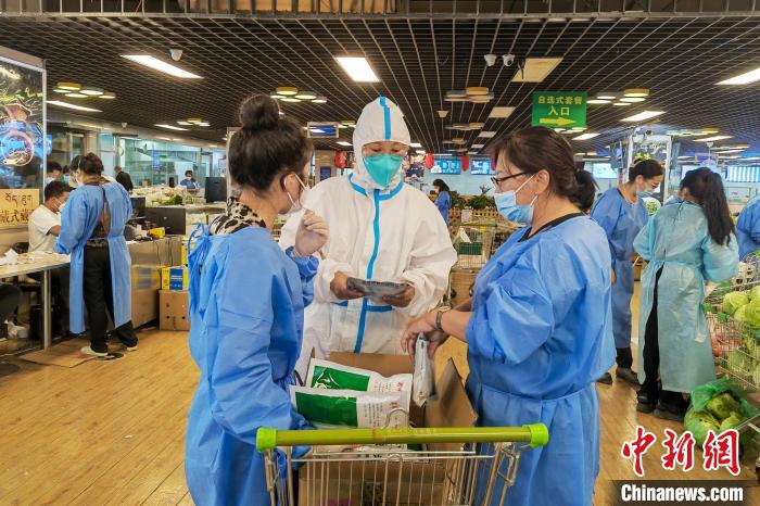 圖為疫情期間，西藏格拉丹東超市調(diào)配物資，保障市場供應(yīng)。　受訪者供圖