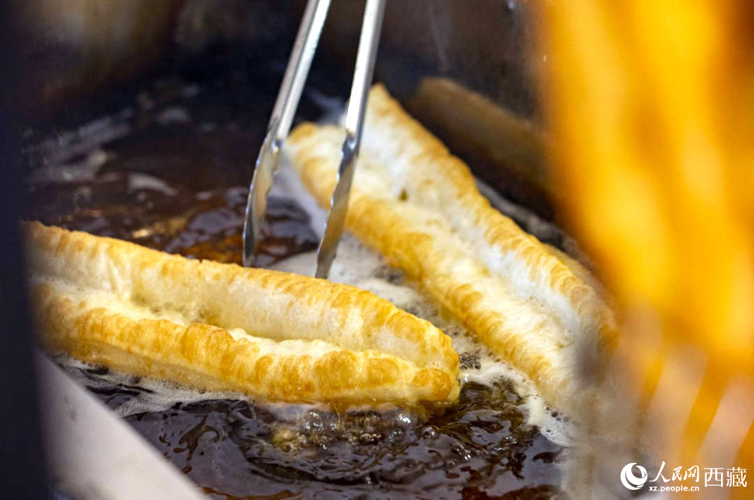 熱氣騰騰的油條。人民網(wǎng) 次仁羅布攝