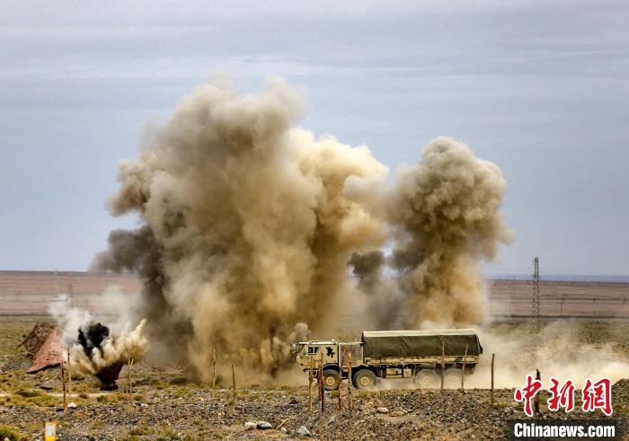 圖為模擬運(yùn)輸分隊(duì)通過炮火路段?！?王先鋒 攝