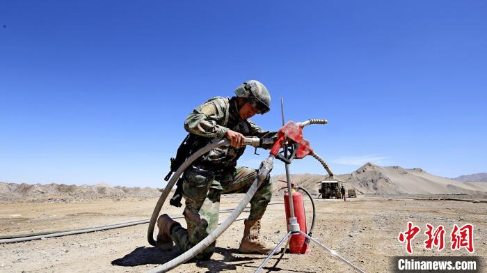 圖為官兵為群車加油?！?胡吉容 攝