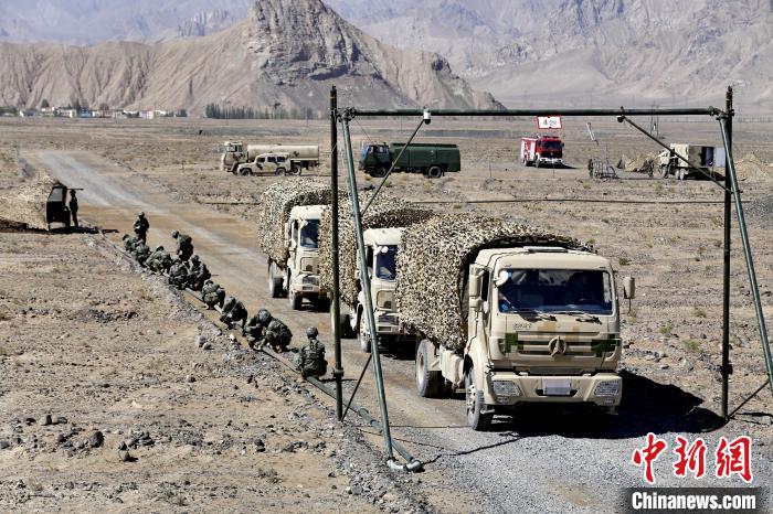 圖為野戰(zhàn)管線鋪設(shè)?！〕套颖?攝