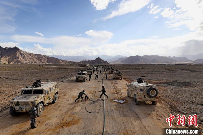 圖為群車加油科目演練現(xiàn)場(chǎng)。　 祁漢智 攝