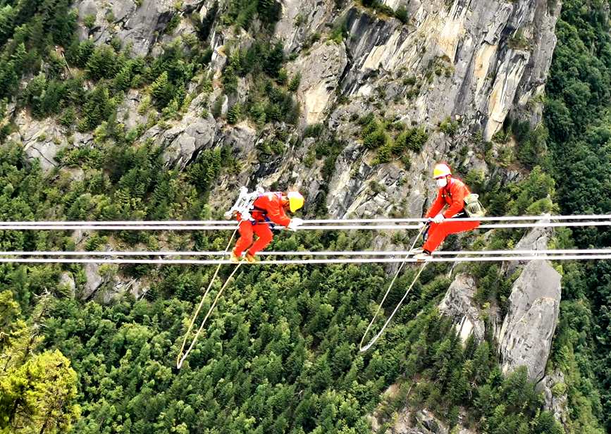 9月15日，電力檢修人員開展左波線米堆冰川段導(dǎo)線扭絞處理走線作業(yè)。旦尼攝