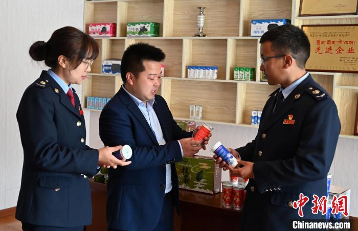 圖為林芝稅務(wù)部門上門了解企業(yè)情況，并宣講稅收政策。資料圖 趙朗 攝