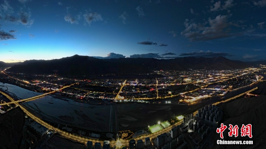 資料圖為2020年6月10日，拉薩城市入夜，燈光點(diǎn)亮高原古城夜色。（無人機(jī)畫面） <a target='_blank' href='/'><p  align=