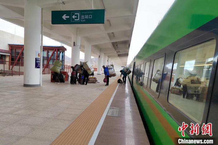 乘客乘復(fù)工專列抵達(dá)日喀則?！±_車務(wù)段 供圖