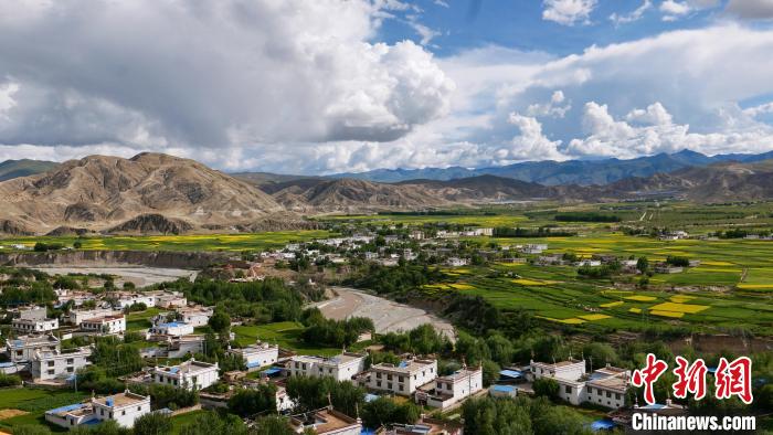 圖為依地形而建的西藏拉薩市尼木縣村居?！≈x牧 攝