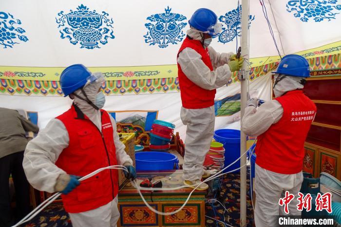 圖為西藏類烏齊縣供電部門為臨時(shí)隔離點(diǎn)50頂帳篷進(jìn)行用電接入?！÷逅傻侵?攝