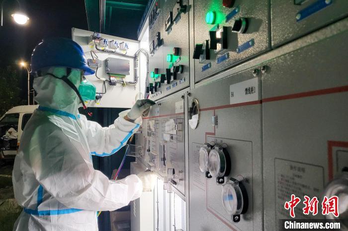 西藏電力部門順利完成方艙醫(yī)院供電設(shè)備安全可靠接入?！⊥醮箫w 攝