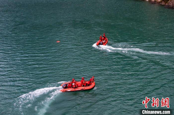 消防員操作舟艇進(jìn)行s型繞標(biāo)?！『罱?攝