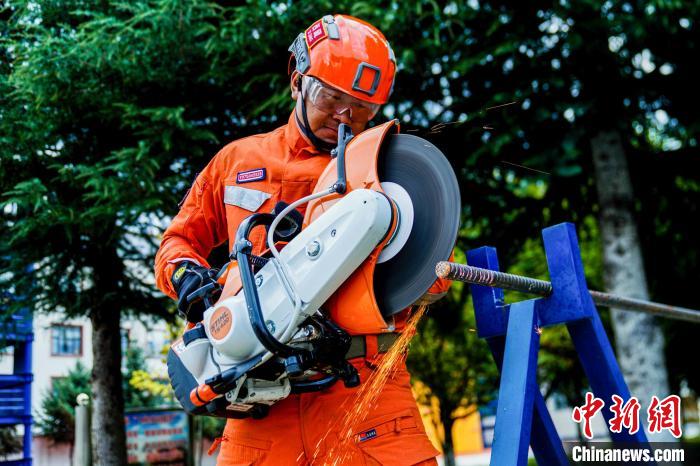 西藏林芝森林消防年度綜合救援技能大練兵活動(dòng)現(xiàn)場(chǎng)?！『罱?攝