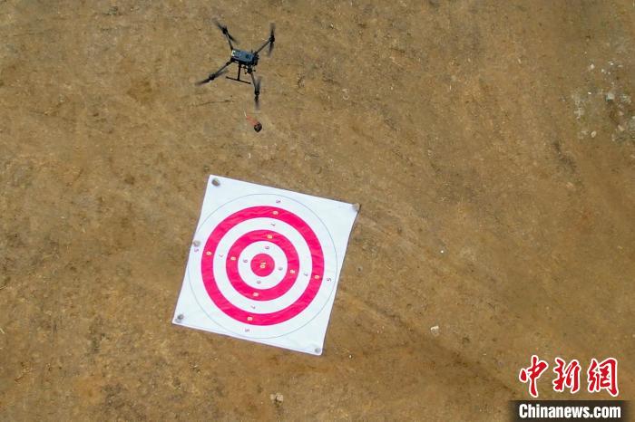 圖為消防員利用無人機(jī)空投滅火彈?！钣例?攝