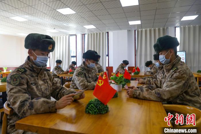 圖為阿里軍分區(qū)某邊防團(tuán)組織官兵通過手機(jī)收聽收看二十大開幕盛況?！詵|供圖