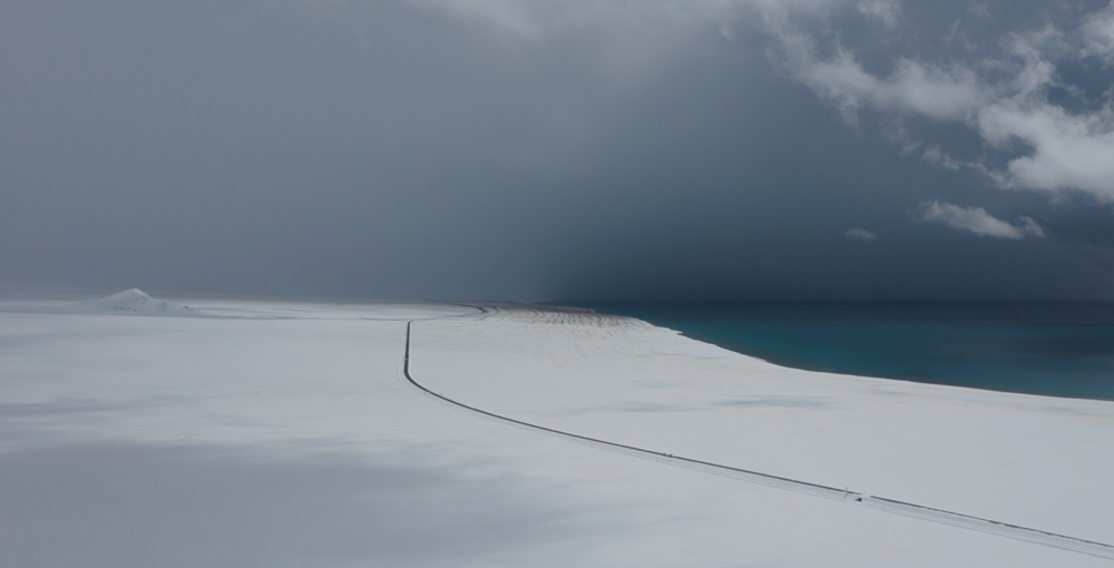 西藏阿里地區(qū)改則縣迎來初雪，銀裝素裹，美如畫卷。