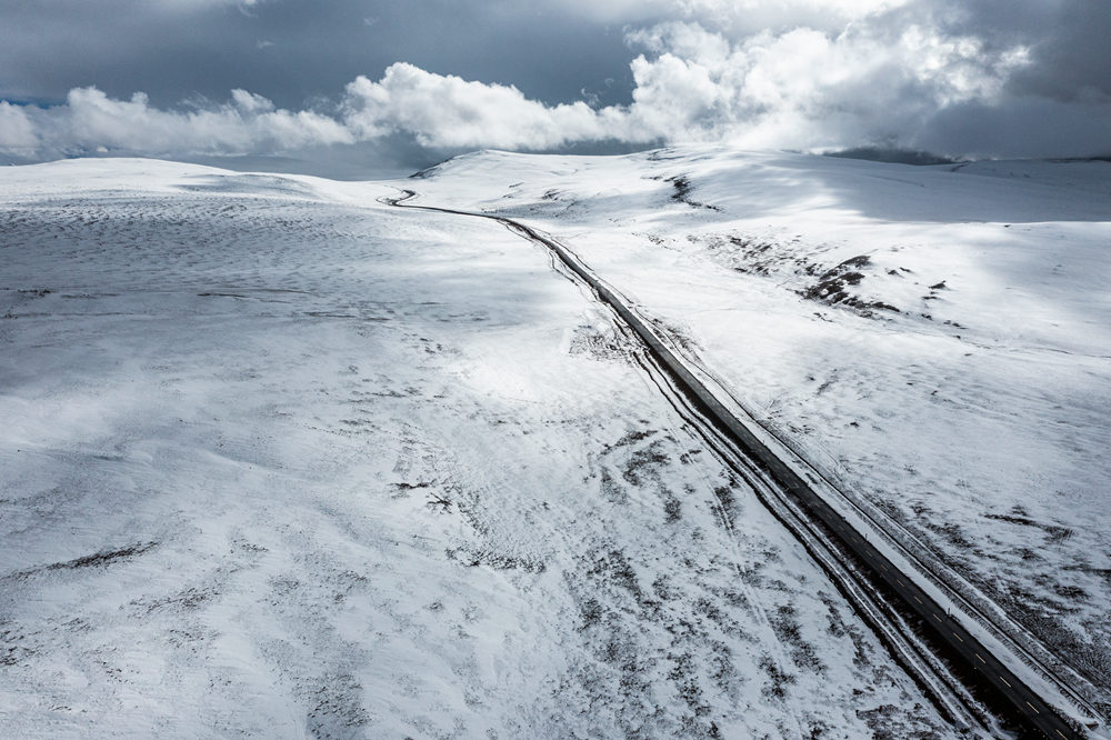 西藏阿里地區(qū)改則縣迎來初雪，銀裝素裹，美如畫卷。