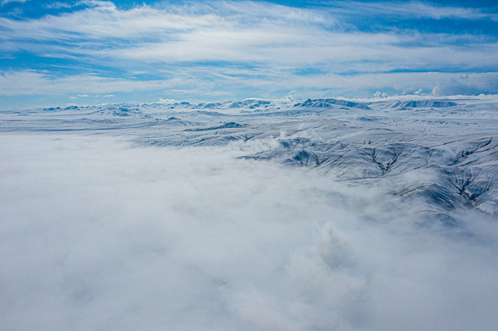 西藏阿里地區(qū)改則縣迎來初雪，銀裝素裹，美如畫卷。