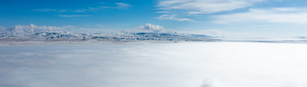 西藏阿里地區(qū)改則縣迎來初雪，銀裝素裹，美如畫卷。