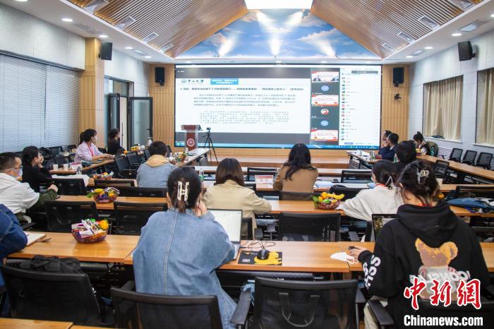 圖為論壇會議現(xiàn)場。　同東放 攝