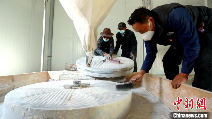 圖為合作社負(fù)責(zé)人完成糌粑加工后清掃水磨設(shè)施。　嘉黎縣融媒體中心供圖