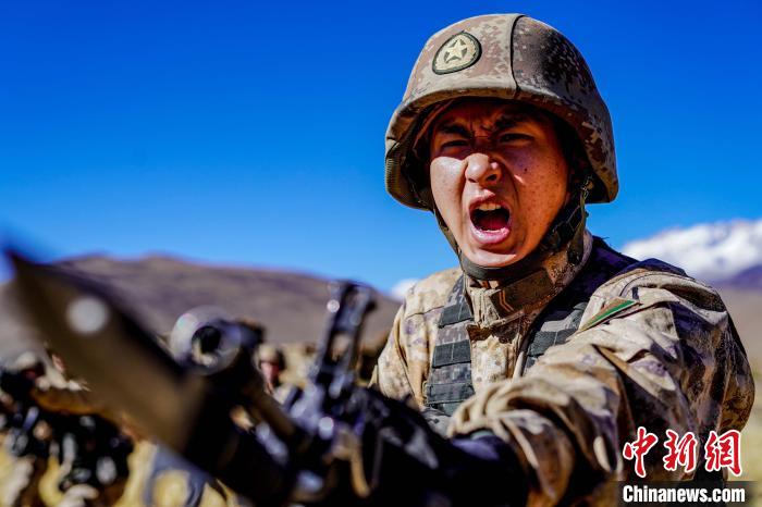 官兵正在進(jìn)行刺殺操訓(xùn)練。　西藏山南軍分區(qū)某團(tuán)供圖