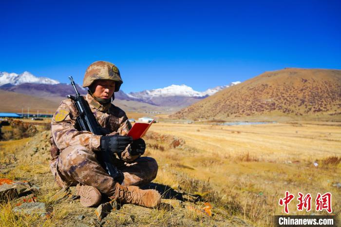 戰(zhàn)士正在品讀該團(tuán)制作下發(fā)的二十大報(bào)告內(nèi)容匯編“口袋書” ?！∥鞑厣侥宪姺謪^(qū)某團(tuán)供圖