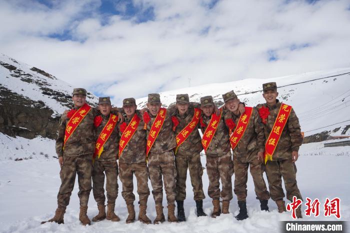 退伍老兵合照留念?！∥鞑厣侥宪姺謪^(qū)某團供圖