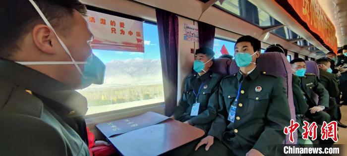 退伍老兵乘坐在退伍專列。　西藏山南軍分區(qū)某團供圖