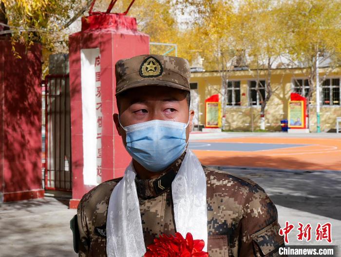 圖為什布奇邊防連退伍老兵臨別前再看一眼連隊?！詵| 攝