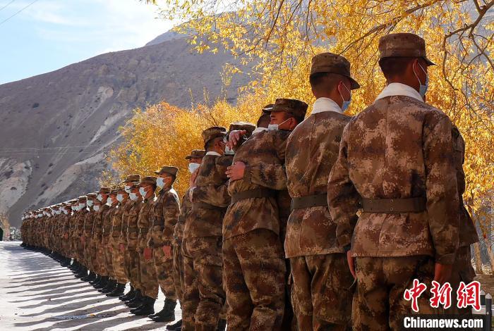 圖為什布奇邊防連退伍老兵與戰(zhàn)友相擁而泣，依依惜別。　徐昌成 攝