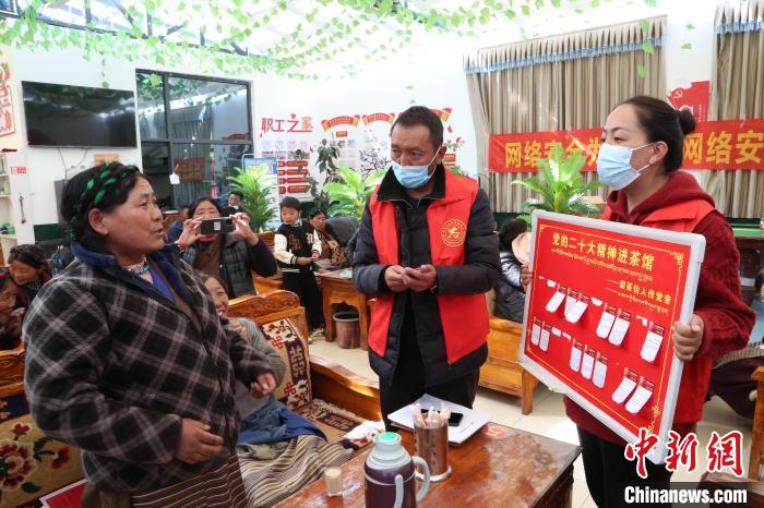 圖為瓊結縣村民參與問答?！愔闈扇?攝