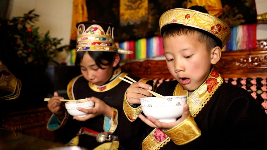 吃“古突”。