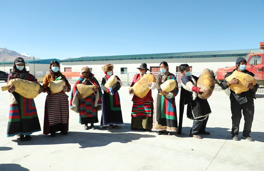 茶措村牧區(qū)改革合作社酥油分紅現(xiàn)場。索朗仁青 攝