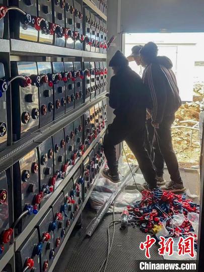 圖為微電網(wǎng)系統(tǒng)安裝調(diào)試現(xiàn)場(chǎng)。　孫寶鶴 攝