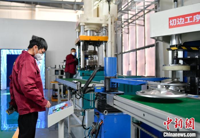 圖為炊具生產(chǎn)線?！∝暩聛?lái)松 攝