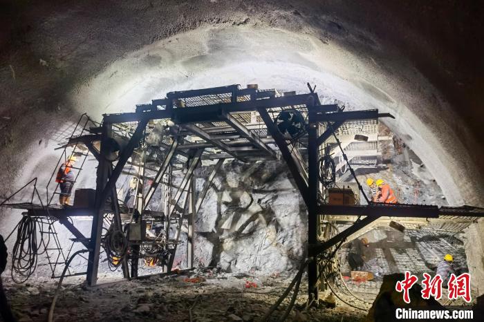 資料圖為隧道施工掘進(jìn)過程中?！∥鞑刈灾螀^(qū)交通運輸廳 供圖