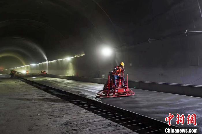 圖為隧道施工現(xiàn)場?！∥鞑刈灾螀^(qū)交通運輸廳 供圖