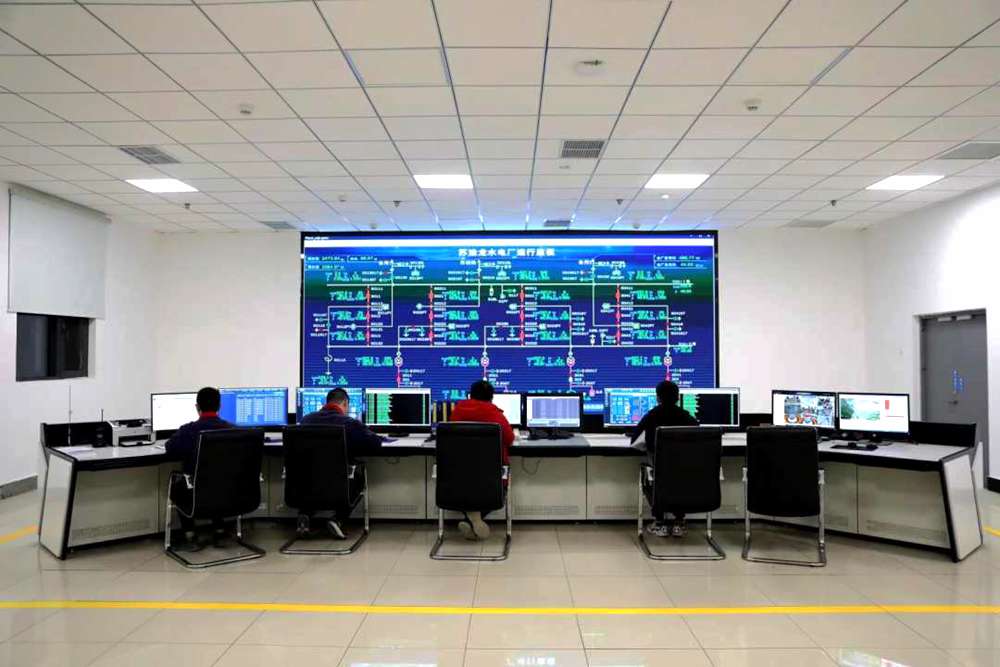 對大壩填筑碾壓進(jìn)行實時全過程監(jiān)控。吳雛音 攝