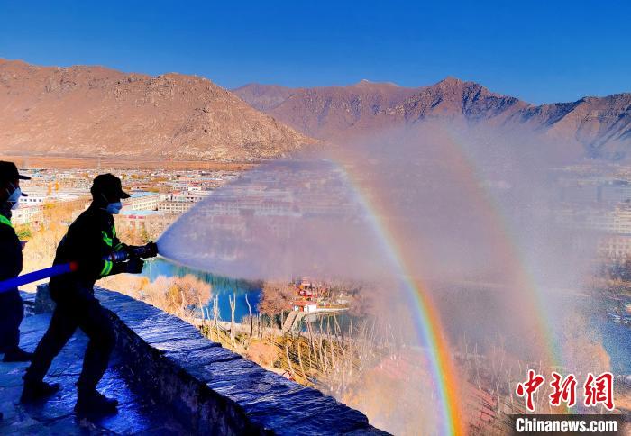 12月6日，布達(dá)拉宮消防救援大隊在布達(dá)拉宮山體林草區(qū)域開展?jié)窕ぷ??！㈣?攝