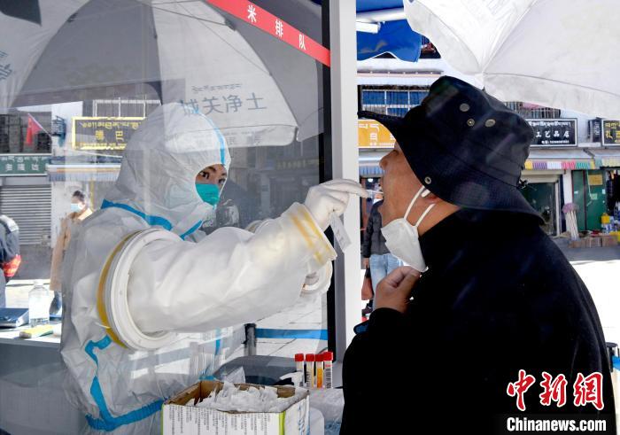 12月7日，拉薩市民正在進(jìn)行核酸檢測?！±盍?攝