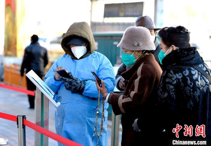 12月7日，拉薩市民掃碼進(jìn)入銀行辦理業(yè)務(wù)?！±盍?攝