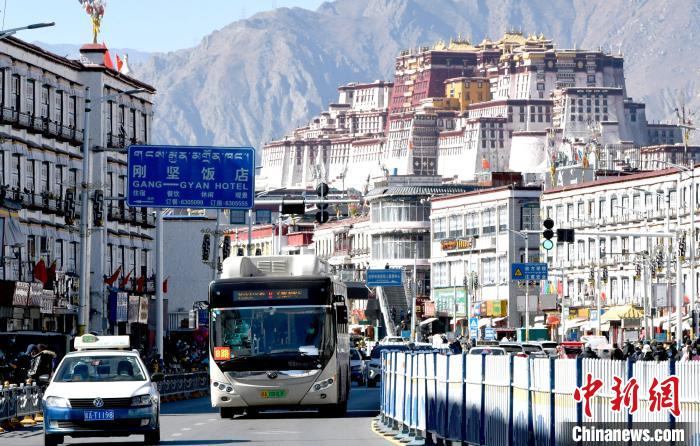 12月7日，一輛公交車從拉薩市城關(guān)區(qū)北京東路駛過?！±盍?攝