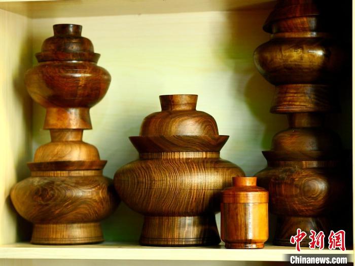 圖為各種木碗成品?！?鄧巴 　攝