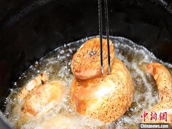 圖為已成型的木碗?！?鄧海平 攝