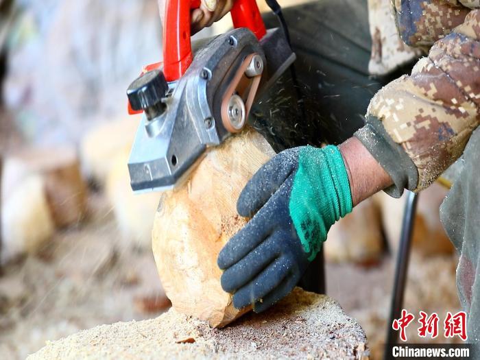 圖為手工藝人正在制作木碗?！〉录?　攝