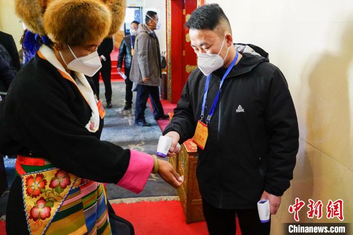 政協(xié)委員測(cè)體溫后入場(chǎng)?！〗w波 攝